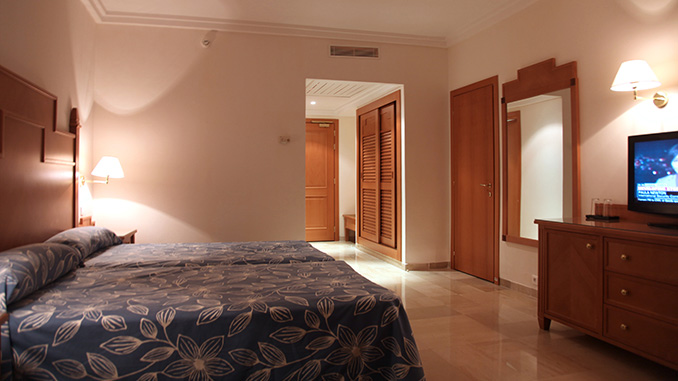 hotel room twin beds